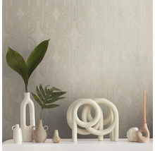 Decoratieve kamer met patroonbehang en vazen