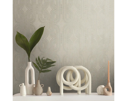 Decoratieve kamer met patroonbehang en vazen