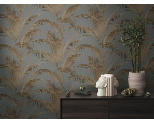 Woonkamer met palmmotief behang, boekensteunen in de vorm van een hoofd en een bamboeplant in een pot op een dressoir.