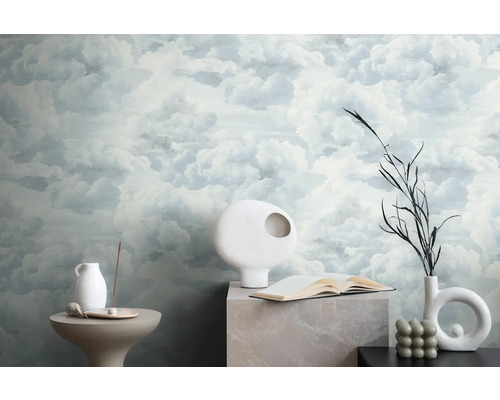 Decoratief interieur met wolkenbehang, keramische vazen en tafel