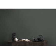 Decoratief behang met textuur in een woonkamer met theepot en decoraties