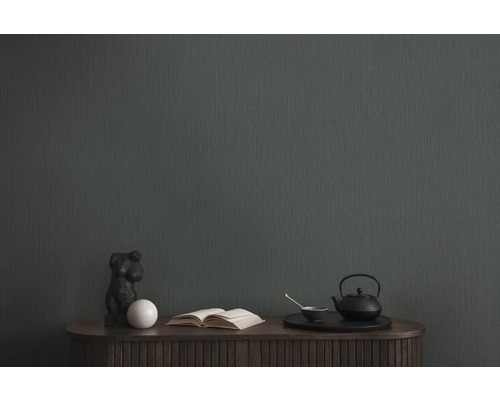 Decoratief behang met textuur in een woonkamer met theepot en decoraties