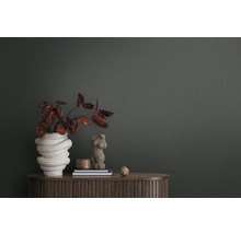 Close-up van een muur met behang met een lichte textuur