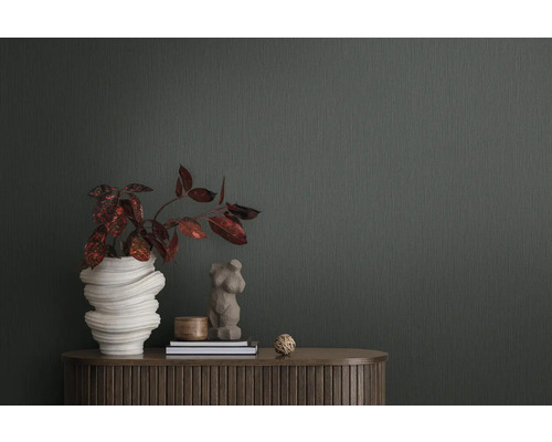 Close-up van een muur met behang met een lichte textuur