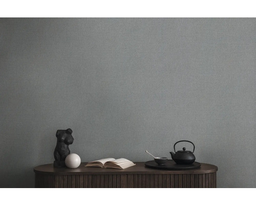 Woonkamer scène met grijs textielbehang, dressoir, boek en theeservies