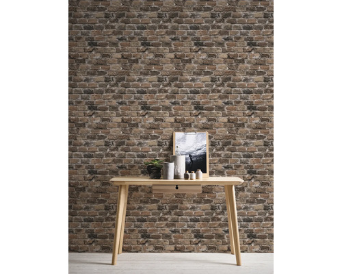 Wanddecoratie met baksteenlook behang en lichte houten tafel