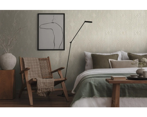 Slaapkamer met patroonbehang, fauteuil en bed