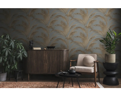 Inrichtingsvoorbeeld met kast, fauteuil, bijzettafel, kamerplanten en behang met plantenmotief