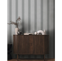 Houten dressoir met decoraties en gestreept behang