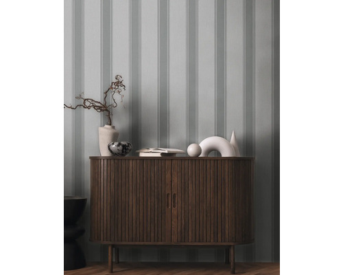 Houten dressoir met decoraties en gestreept behang