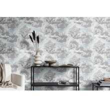 Scene met behang met wolkenpatroon, een plank en decoraties in een kamer.