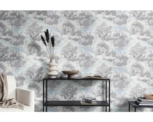 A.S. CRÉATION Vliesbehang 39985-6 wolken grijs Scene met behang met wolkenpatroon, een plank en decoraties in een kamer.