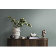 Decoratief interieur met vaas, beelden en boeken op een houten kast