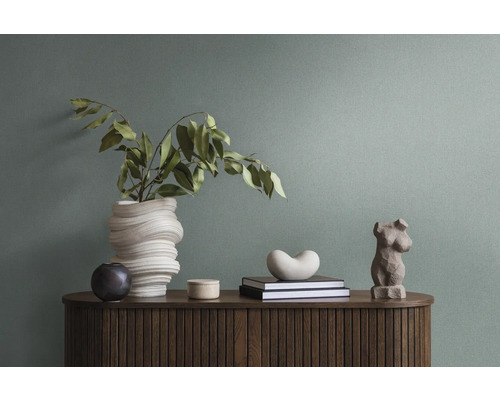 Decoratief interieur met vaas, beelden en boeken op een houten kast