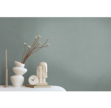 Licht, textielachtig behang met decoratieve elementen op een tafel