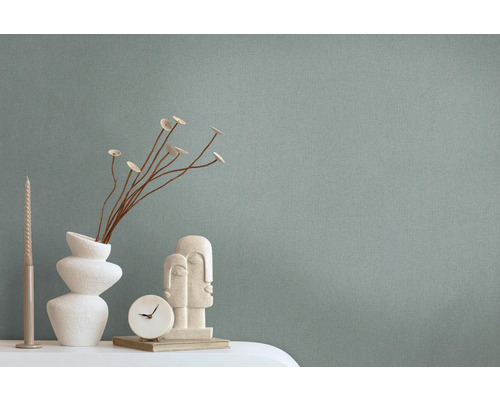 Licht, textielachtig behang met decoratieve elementen op een tafel