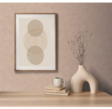 Decoratieve afbeelding met geometrisch ontwerp in lijst, vaas en kopje op tafel