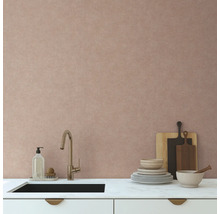 Moderne keukenscène met gootsteen, kraan, servies en snijplanken voor een getextureerde wand