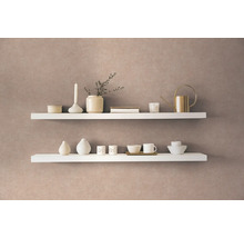 Twee witte wandplanken met decoratieve objecten aan de muur