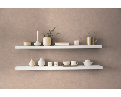 Twee witte wandplanken met decoratieve objecten aan de muur