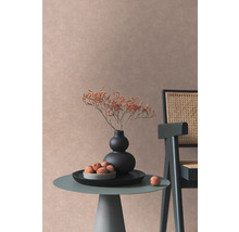 Decoratief interieur met tafel, stoel, droogbloemen en textielachtergrond