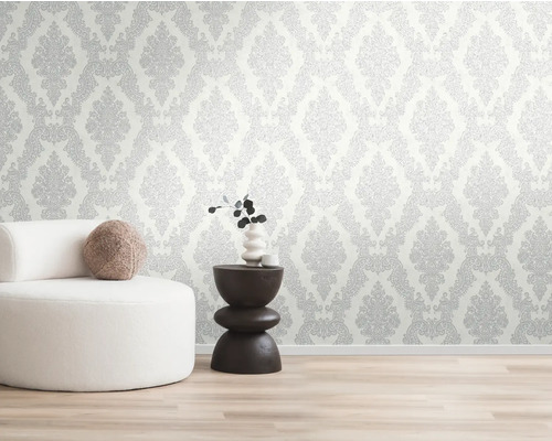 Wand met patroonbehang, fauteuil en bijzettafel