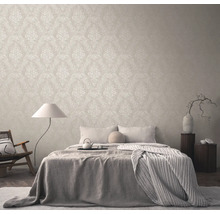 Slaapkamer met behangpatroon, bed en nachtkastjes