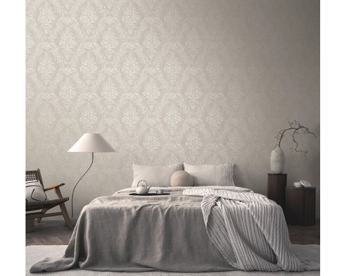 Slaapkamer met behangpatroon, bed en nachtkastjes