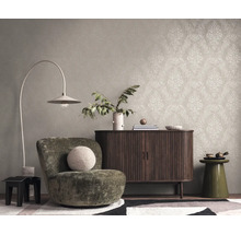 Interieur met oorfauteuil, dressoir en behang met patroon