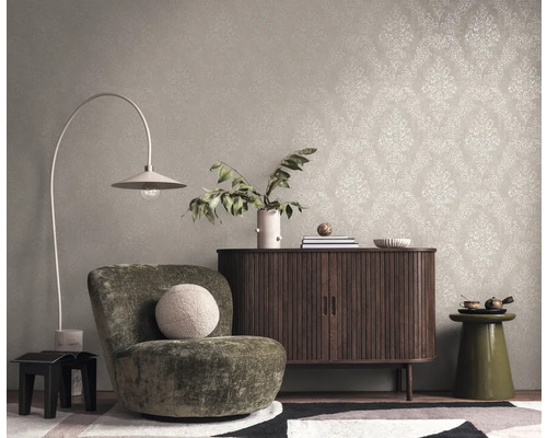 Interieur met oorfauteuil, dressoir en behang met patroon