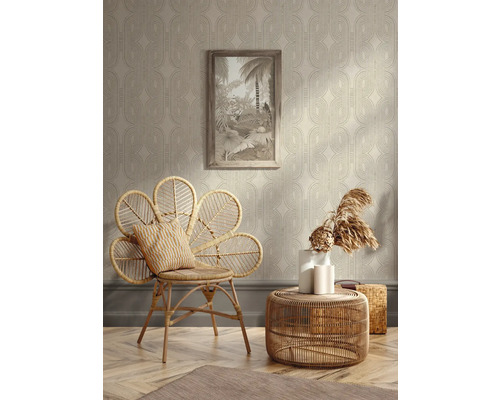 Woonkamer met rotan meubels, een schilderij en een behang met patroon