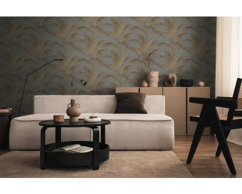 Woonkamer met bank, tafel, stoel en behang met patroon