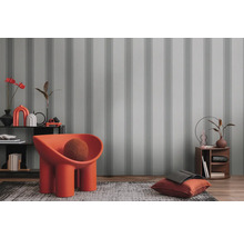 Decoratief interieur met gestreept behang, fauteuil en woonaccessoires