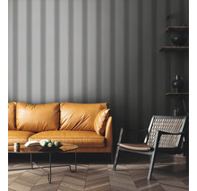 Woonkamer met mosterdkleurige bank, fauteuil en wandpanelen