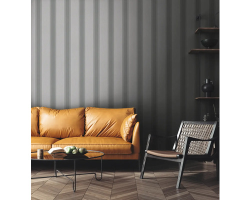 Woonkamer met mosterdkleurige bank, fauteuil en wandpanelen