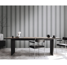 Eetkamer met eettafel, stoelen en gestreept behang