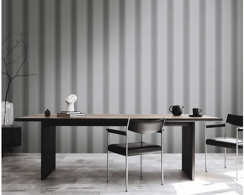 Eetkamer met eettafel, stoelen en gestreept behang