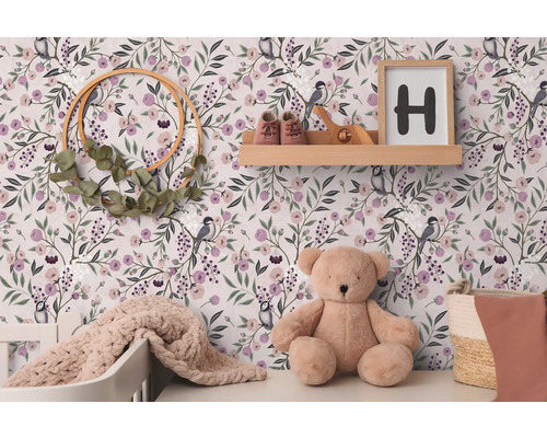 Decoratieve kinderkamer met bloemenbehang, houten plank, teddybeer en gebreide deken
