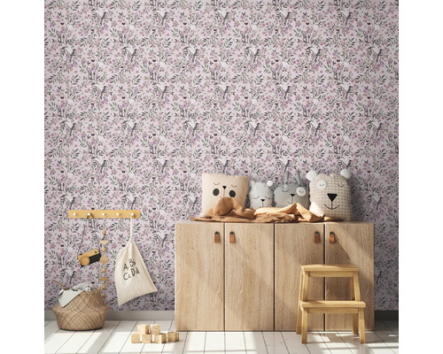 Kinderkamer met bloemenbehang, houten kast en speelgoed