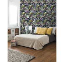 Slaapkamer met bed en behang met graffitimotieven