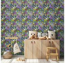 Kamer met behang met graffitipatroon, houten kast, decoratieve kussens en een kleine kruk
