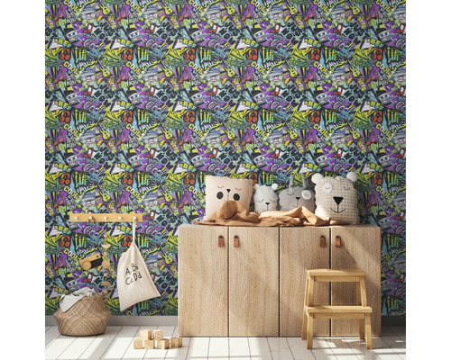 Kamer met behang met graffitipatroon, houten kast, decoratieve kussens en een kleine kruk