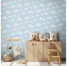 Kinderkamer met wolken- en regenboogbehang, houten kast en decoratie