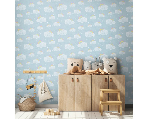 Kinderkamer met wolken- en regenboogbehang, houten kast en decoratie