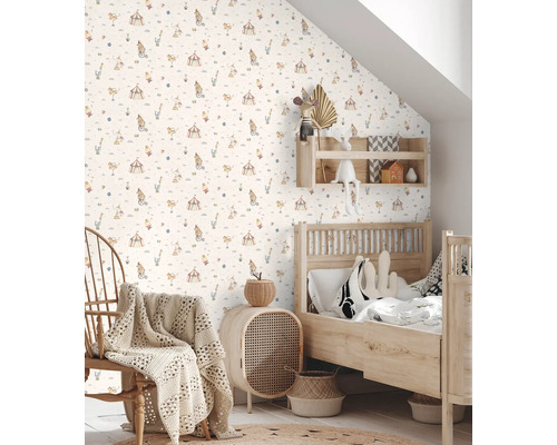 Kinderkamer met circusmotiefbehang, houten meubels en textiel.