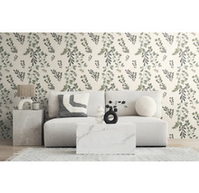 Decoratieve woonkamerinrichting met bloemenbehang, bank en bijzettafel