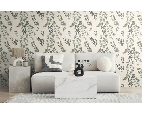 Decoratieve woonkamerinrichting met bloemenbehang, bank en bijzettafel