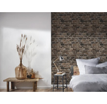 Decoratieve kamer met bed, tafel, lamp, vaas en bakstenen behang