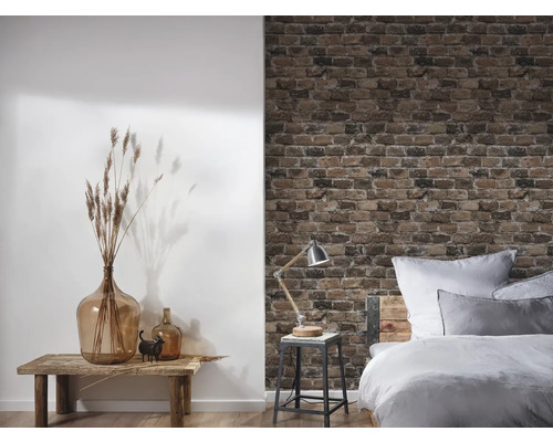 Decoratieve kamer met bed, tafel, lamp, vaas en bakstenen behang