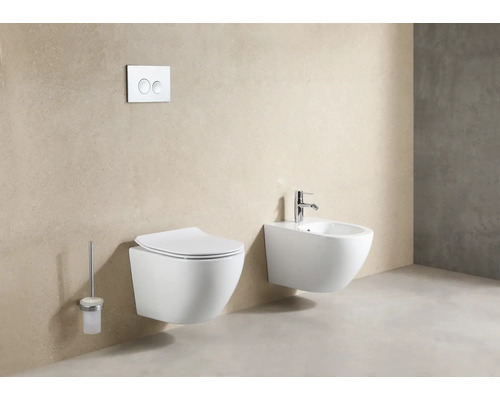 Badkameroverzicht met wandcloset, bidet en bedieningspaneel